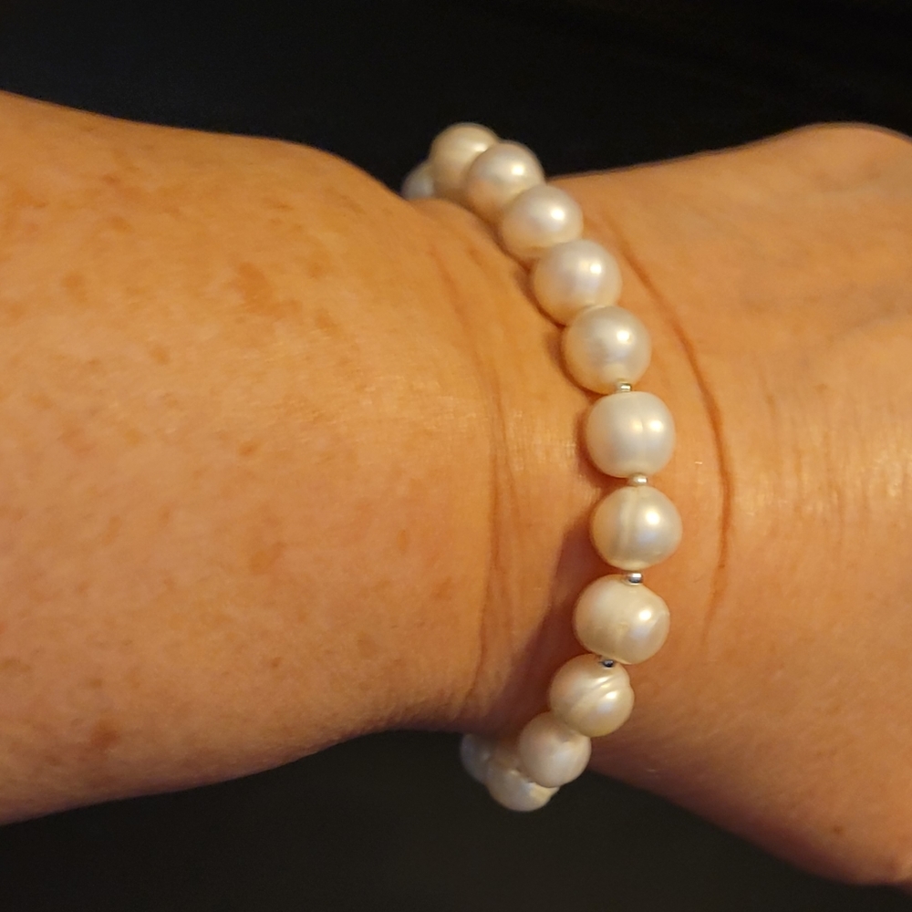 Natural freshwater cultured white pearl stretch bracelet - size 7